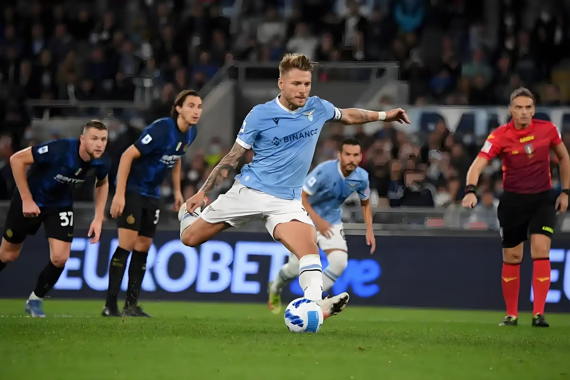 AC米兰战平阿贾克斯,双方激烈对抗 AC米兰战平阿贾克斯,双方激烈对抗