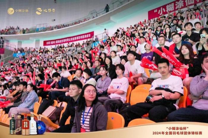 关于队员技艺纷呈,观众纷纷欢呼喝彩!的信息 关于队员技艺纷呈,观众纷纷欢呼喝彩!的信息