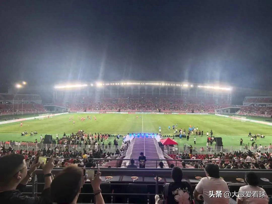 足球盛事吸引无数球迷翘首以待的简单介绍