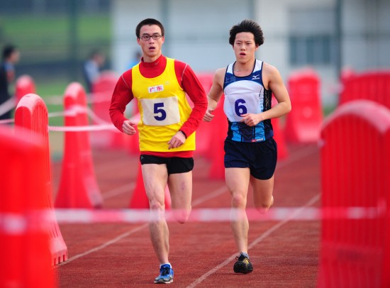 包含角逐激烈：争夺冠军的争夺战激烈展开的词条