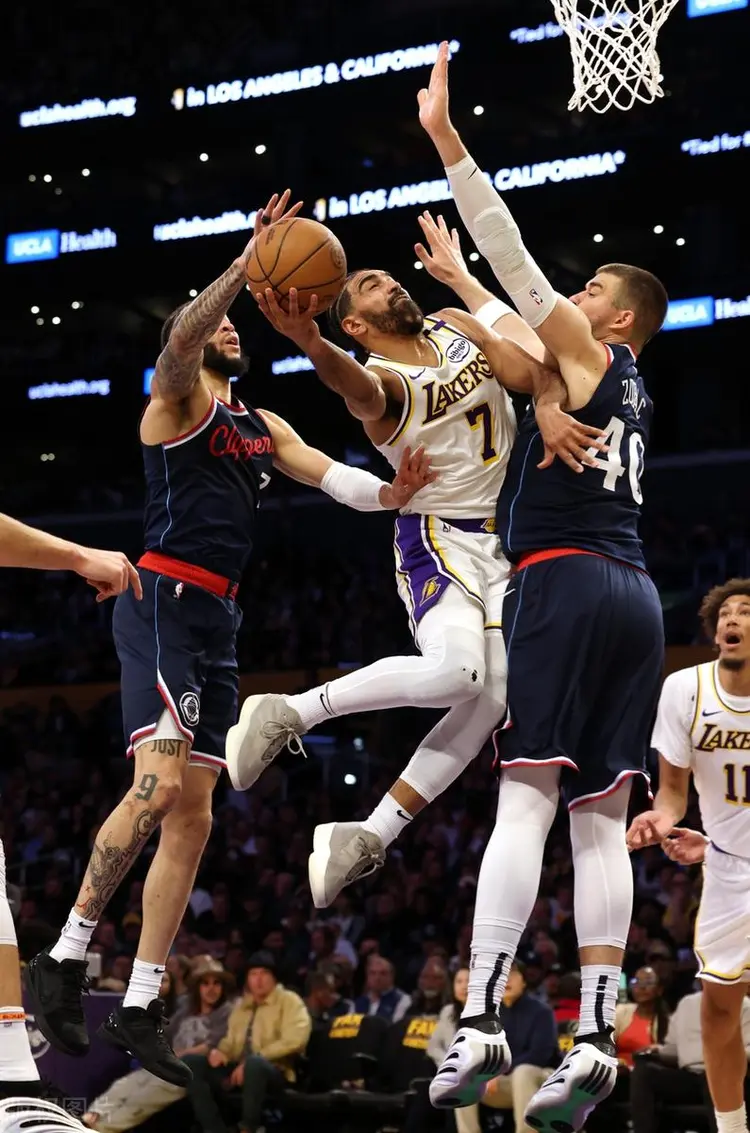 爱游戏官网-快船惨败湖人遭遇大败