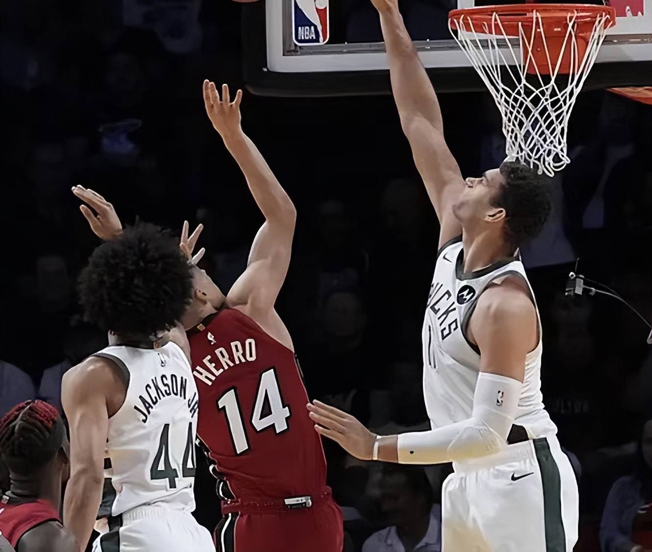 雄鹿遭遇热火逆转，止步五连胜的简单介绍