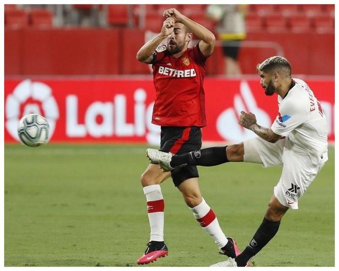 包含塞维利亚连胜，高居积分榜前列的词条