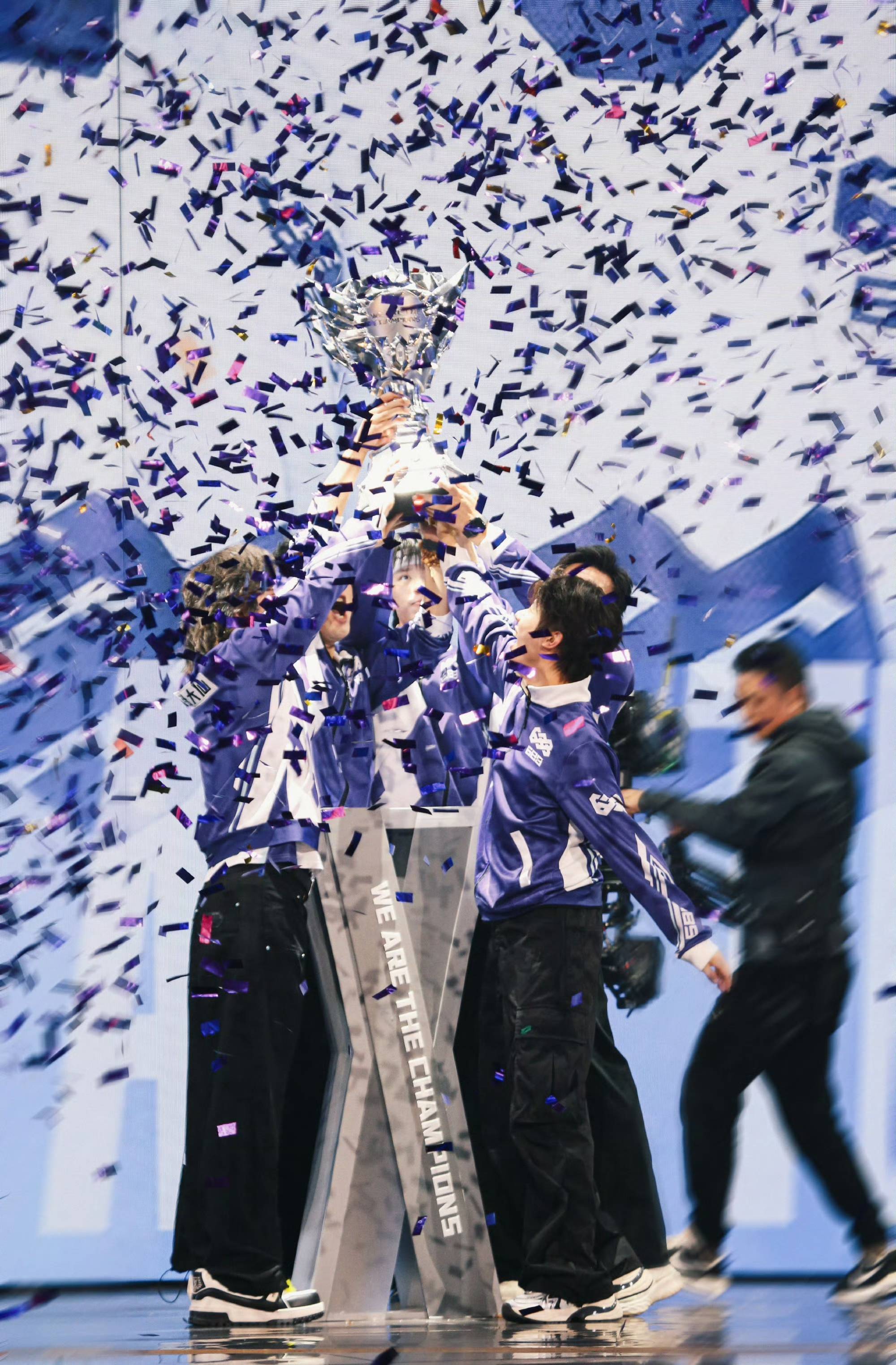 爱游戏app下载地址-队伍实力逐渐提升，赛事斗志高昂